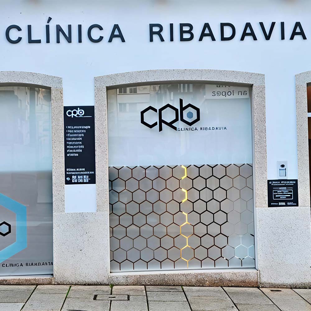 Fachada de Clínica Ribadavia en Noia con acceso al centro médico y logotipo