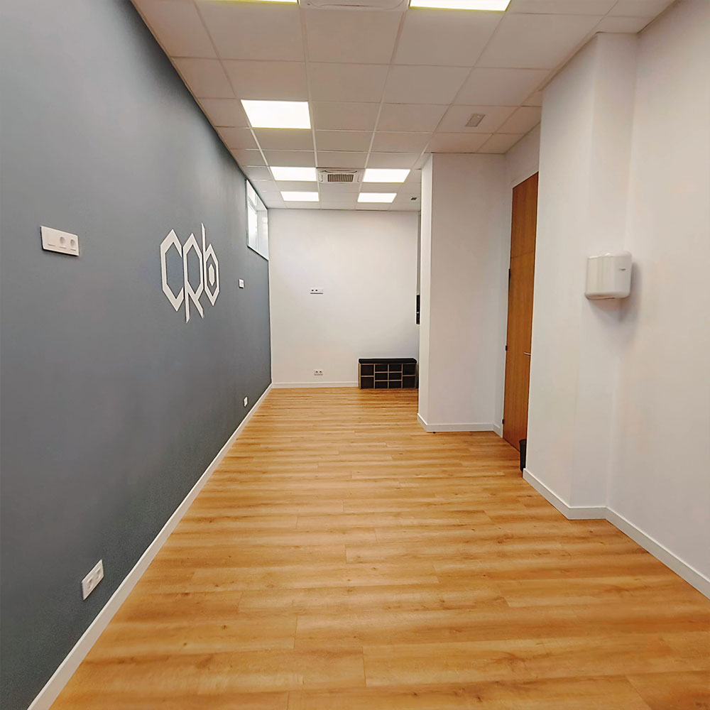 Pasillo interior de Clínica Ribadavia con acceso a consultas médicas