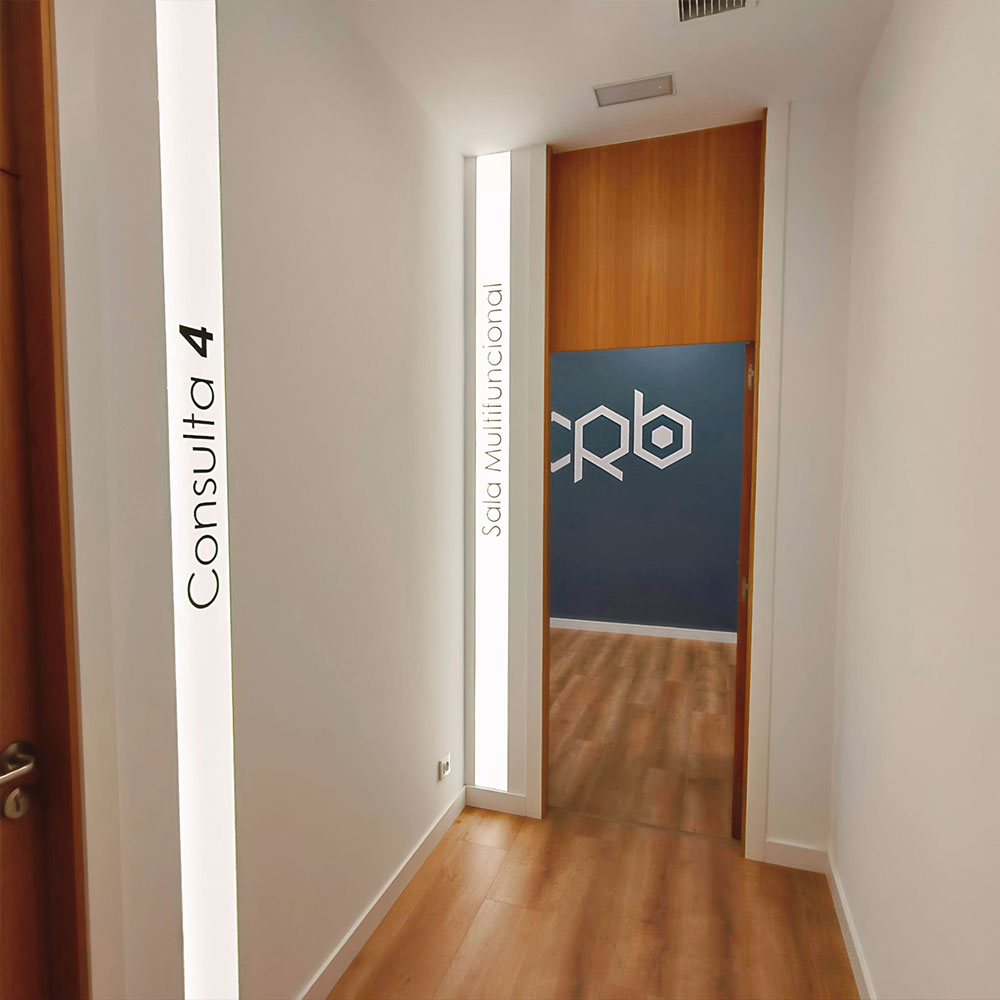 Pasillo interior de Clínica Ribadavia con acceso a consultas médicas