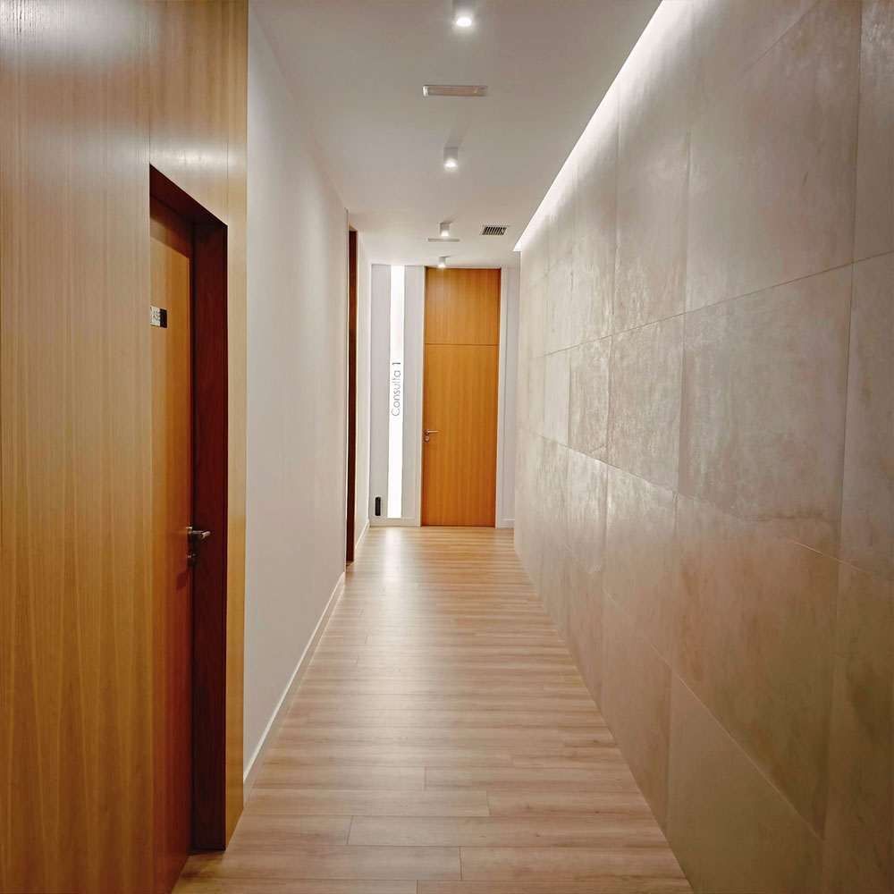 Pasillo interior de Clínica Ribadavia con acceso a consultas médicas