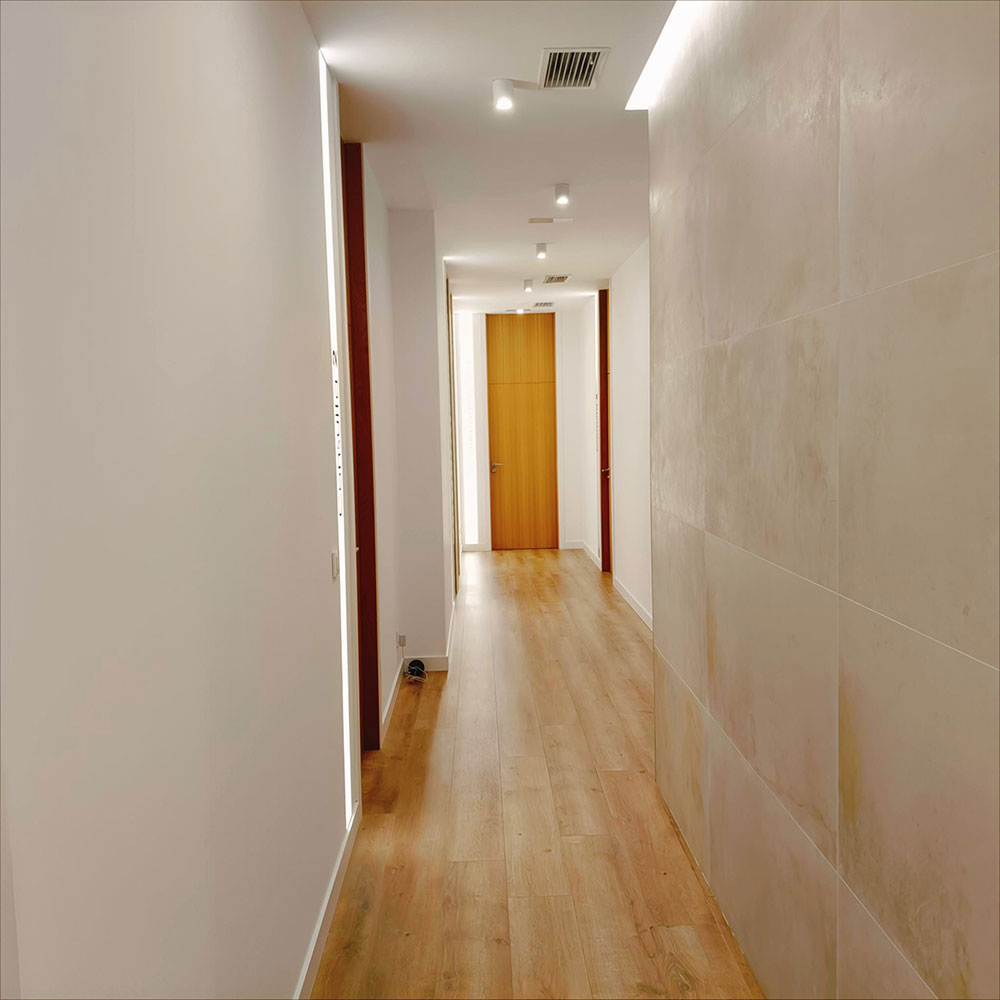 Pasillo interior de Clínica Ribadavia con acceso a consultas médicas