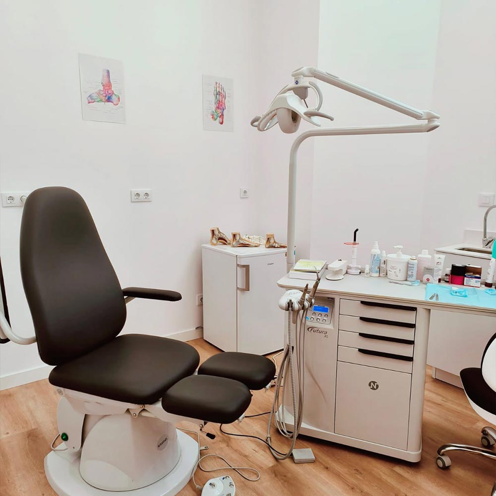Consulta de podología en Clínica Ribadavia con sillón podológico, equipamiento médico y material clínico especializado