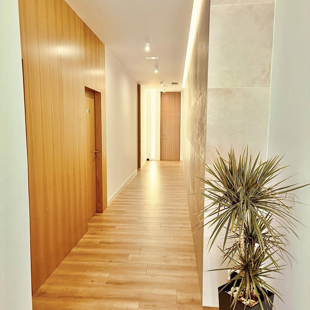 Pasillo interior de Clínica Ribadavia con acceso a consultas médicas